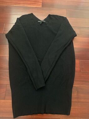 White House Black Market Men's Black V-Neck Sweater